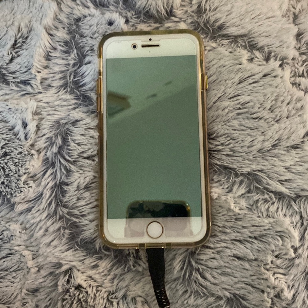 iPhone 7 unlocked and factory reset- rose gold color + accessories & charger